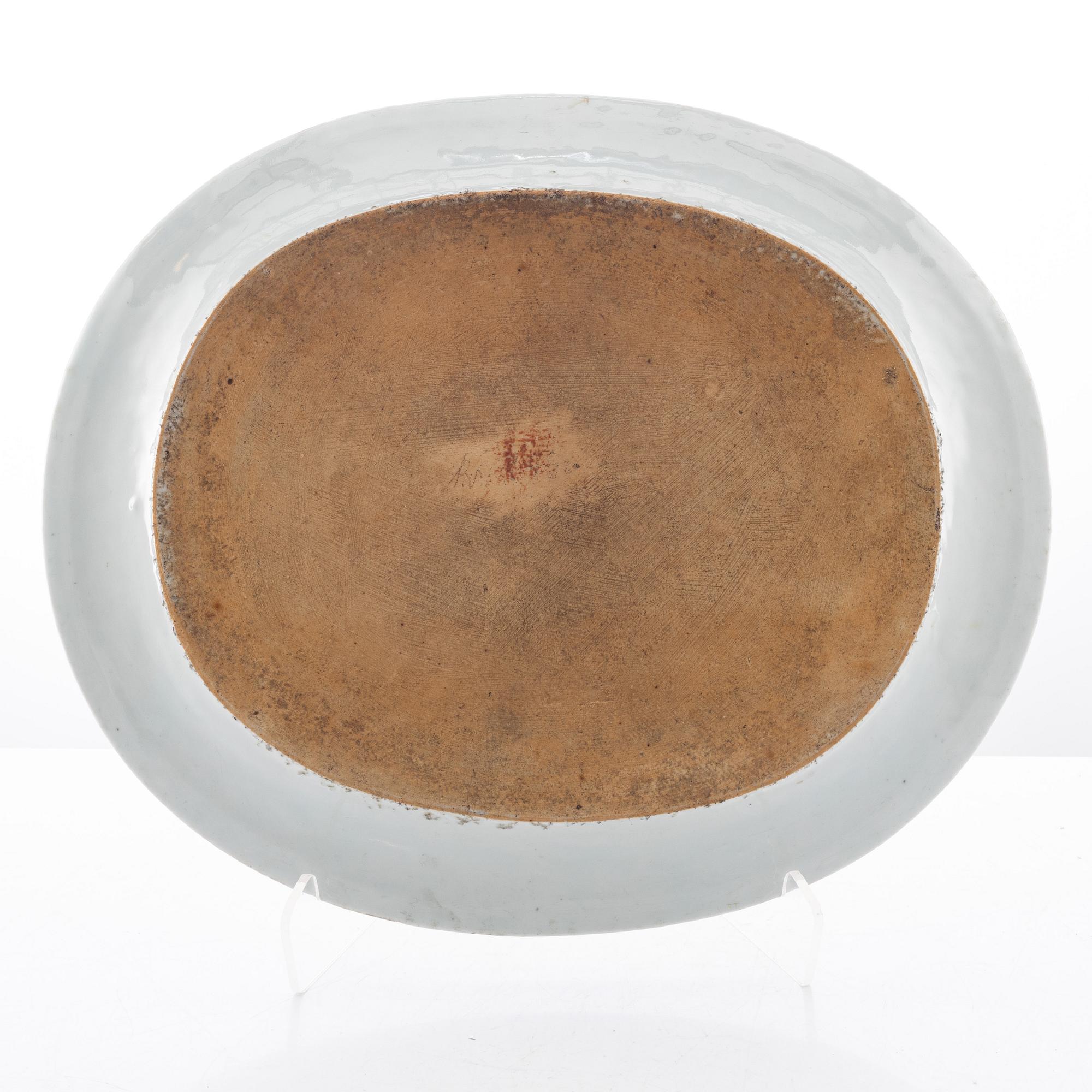 Stekfat, porslin. Qingdynastin, Qianlong (1736-95).