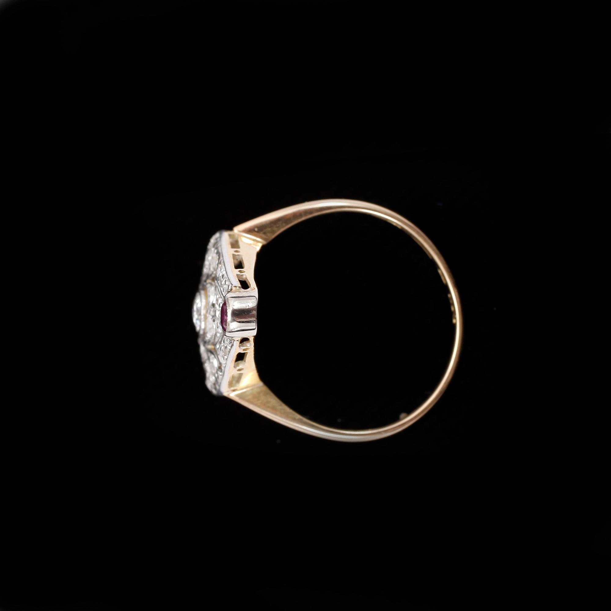 RING, Art Déco, rubin, briljanter och 18K guld. Guldringen Gustav Adolf Hamnstedt, Stockholm 1933. Tot ca 2.8 g.