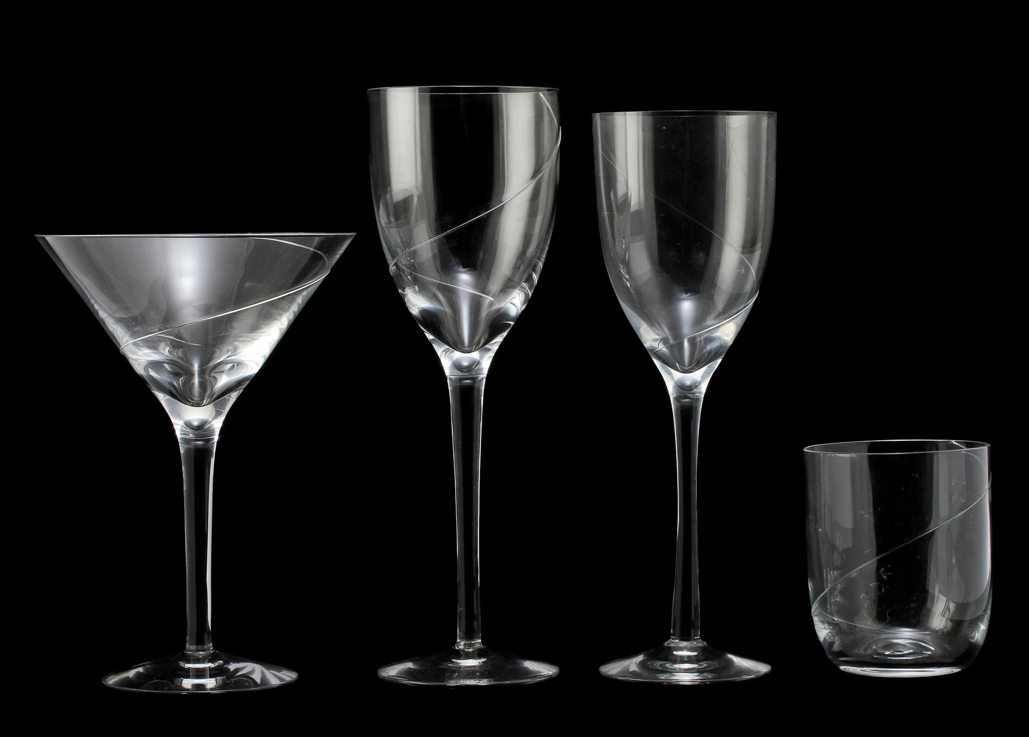 GLASSERVISDELAR, 29 st, "Line", Anna Ehrner, Kosta Boda, 1900-talets fjärde kvartal.