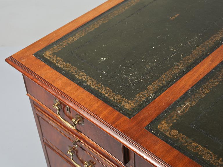 SKRIVBORD, engelsk stil, 1900-talets andra hälft.