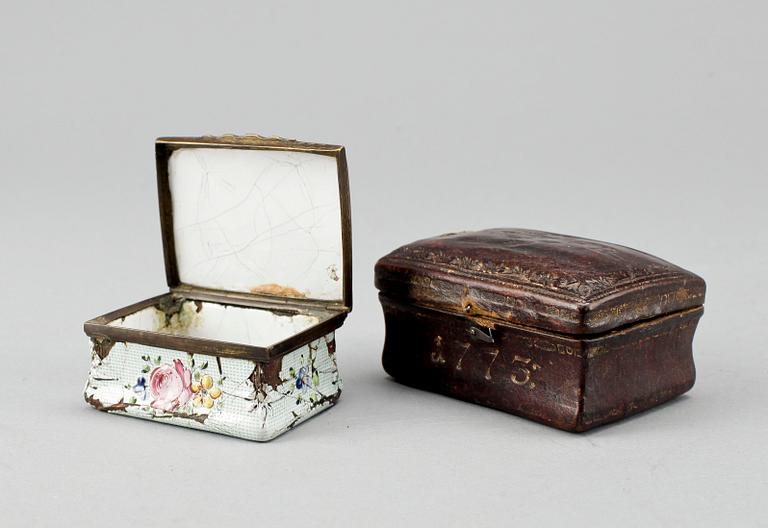 EMALJDOSA MED ETUI, 1700-tal.