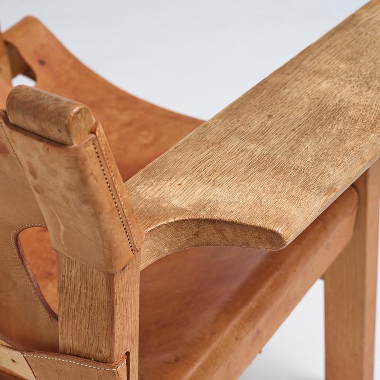 Børge Mogensen, a pair of oak and natural leather "Spanish Chair", model 226, Fredericia Stolefabrik, Denmark.