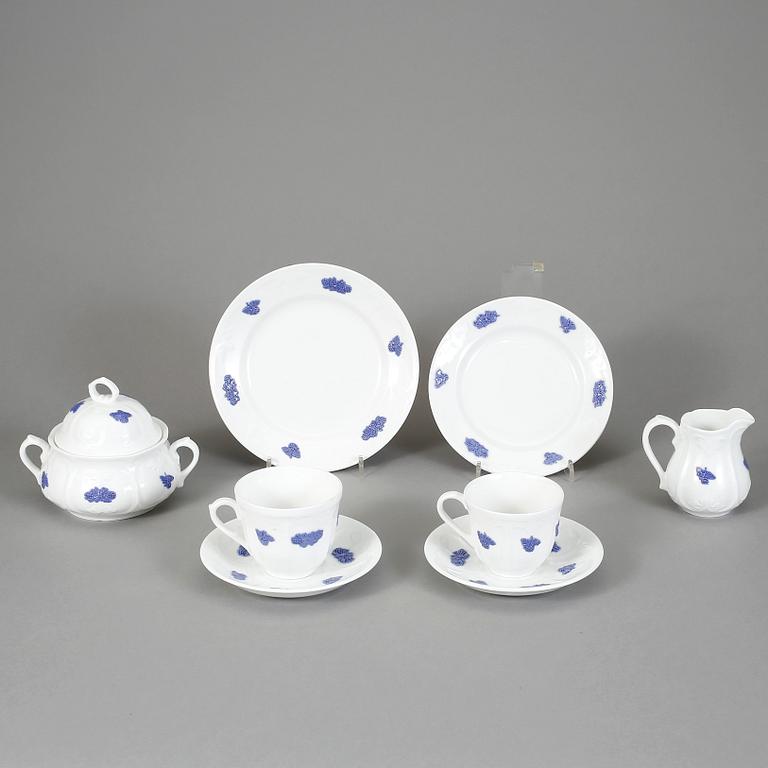 KAFFE samt TESERVIS, 60 delar, porslin, "Blå blom" Old Gustavsberg, 1900-tals mitt.