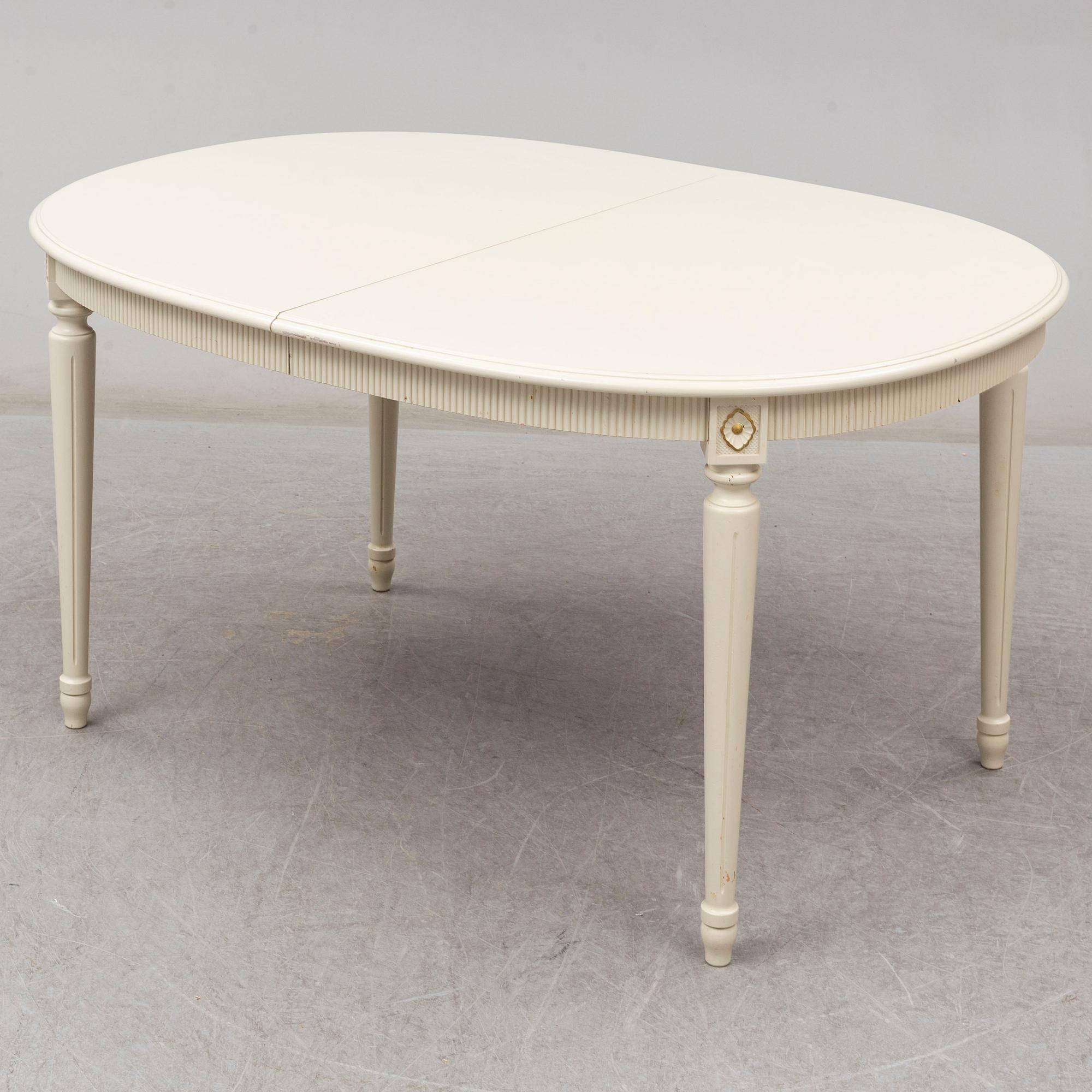 A dining table and 4 chairs, second half of the 20th century. 2 leaves included.