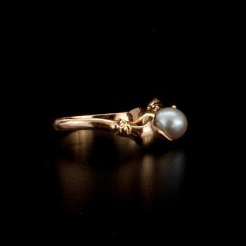 RING, 14K guld, pärla. Medlet av 1900-talet. Vikt 2,9 g.