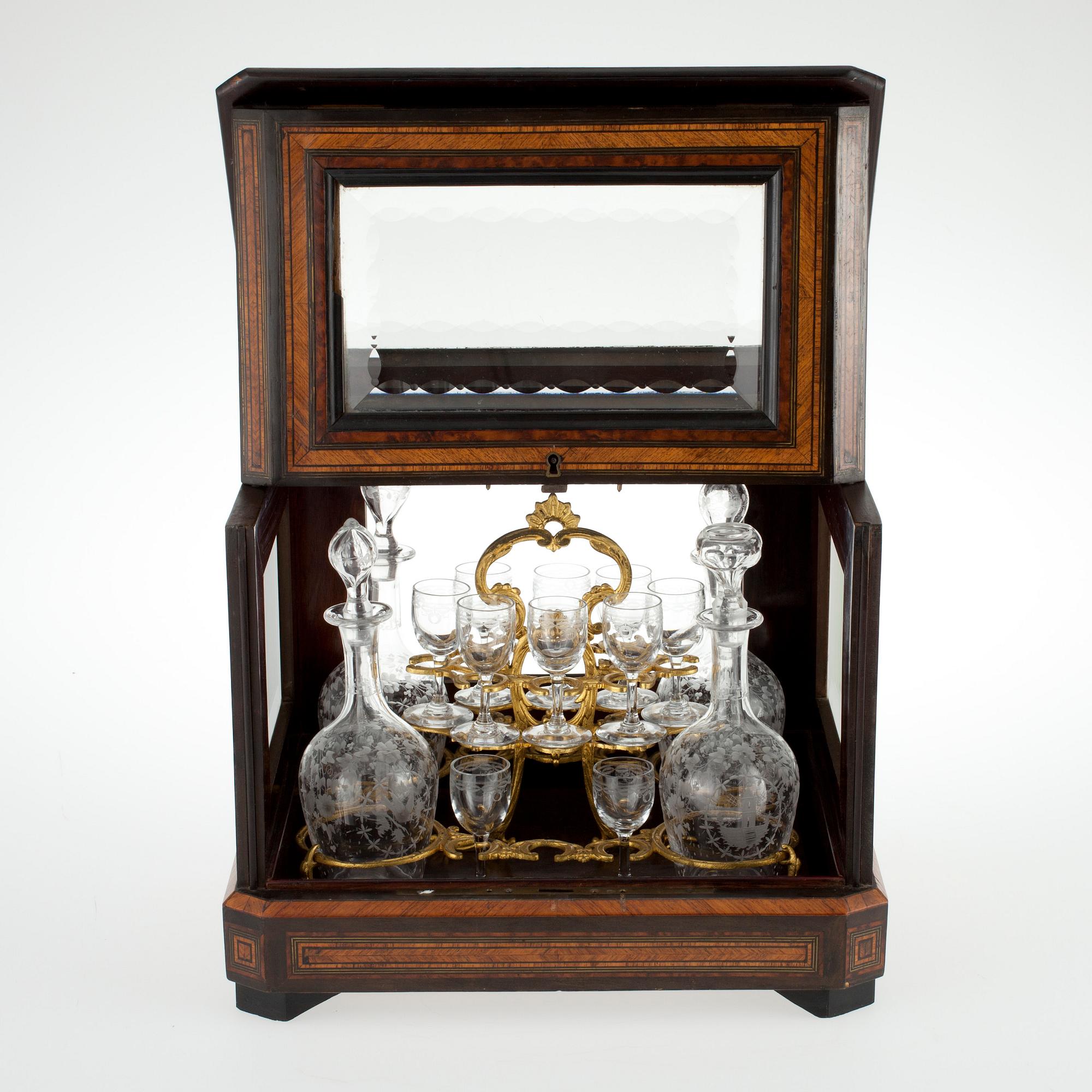 SCHATULL MED LIKÖRSERVIS, 4 karaffer och 10 starkvinsglas, ca 1900-tal.