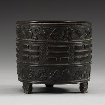 RÖKELSEKAR, brons. Ming dynastin, 15/1600-tal, med inristat fyra karaktärers Hu Wenming märke.