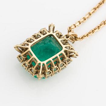 Pendant, with emerald-cut emerald and trapeze- and brilliant-cut diamonds, with chain.