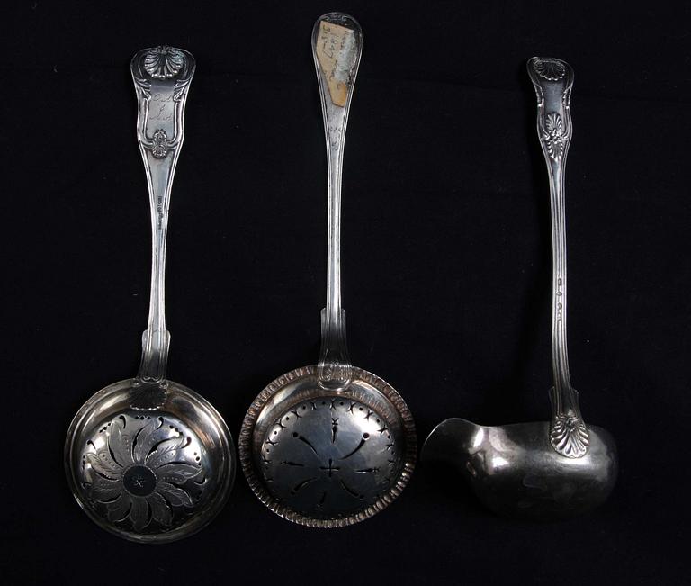 TESILAR OCH SÅSSLEV, 2+1. Silver, 1800-tal. "Engelsk snäck " o "Gammal fransk".