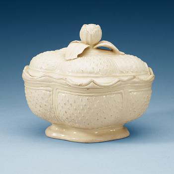 816. A Swedish creamware sauce bowl with cover, 18th Century.