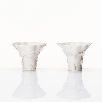 Vinofferbägare, två stycken, blanc de chine. Qingdynastin, Kangxi (1662-1722).