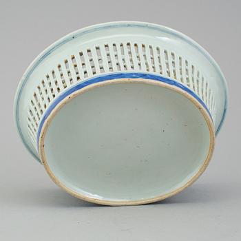 A Chinese blue and white chestnut basket, Qing dynasty, 19th century.