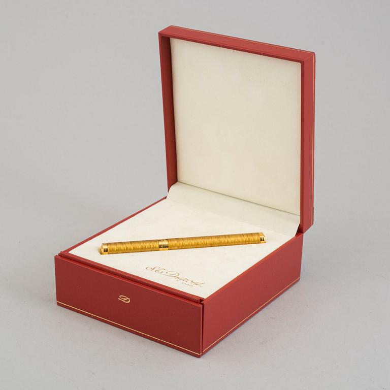 ST DUPONT, a gilt and Chinese lacquer 'Lady' fountain pen, France, 1999.