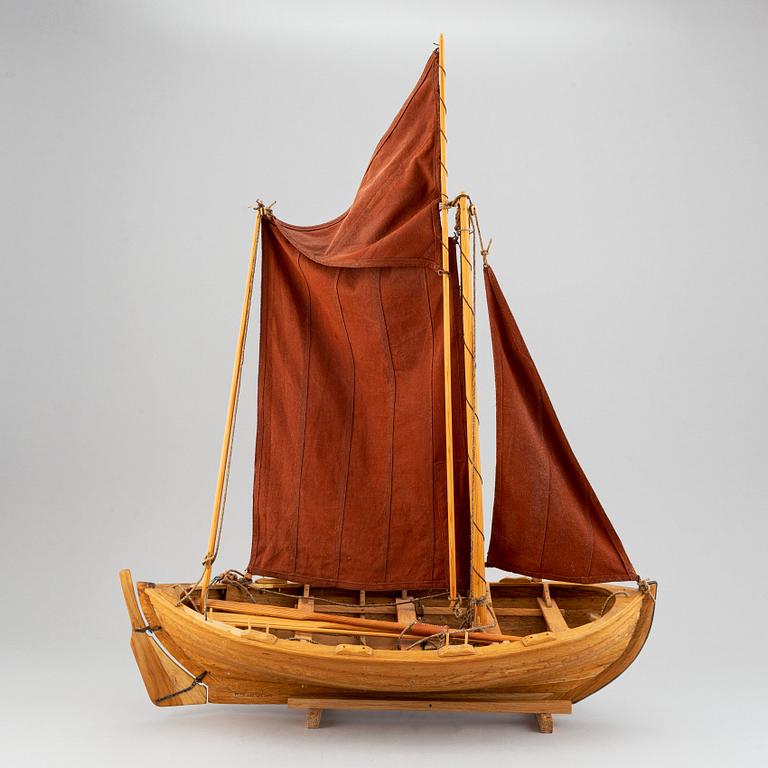 Båtmodell, robåt från Fjällbacka, signerad "Peter Schmidt 2009".