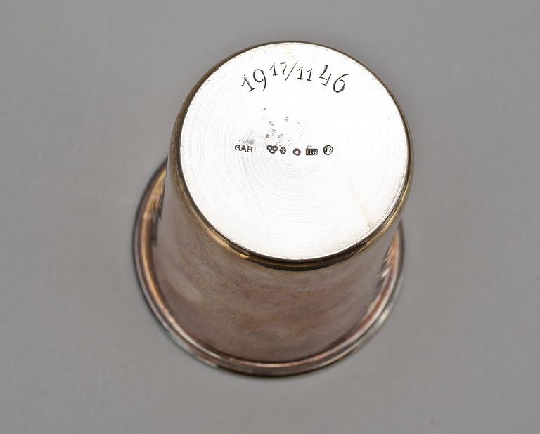 PARTI BESTICK SAMT BÄGARE, silver, olika mästare, bla Pehr Zethelius, tidigt 1800-tal till 1940-tal. Totalvikt ca 480 g.
