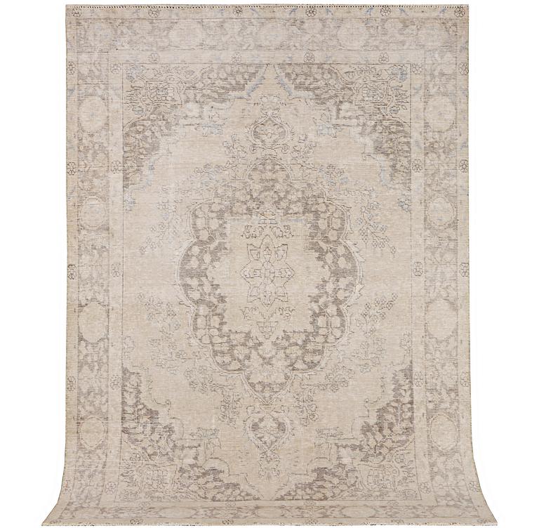 An Ushak capet, c. 279 x 188 cm.
