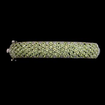ARMBAND, vitguldspläterat sterlingsilver, gröna peridoter samt vita safirer.