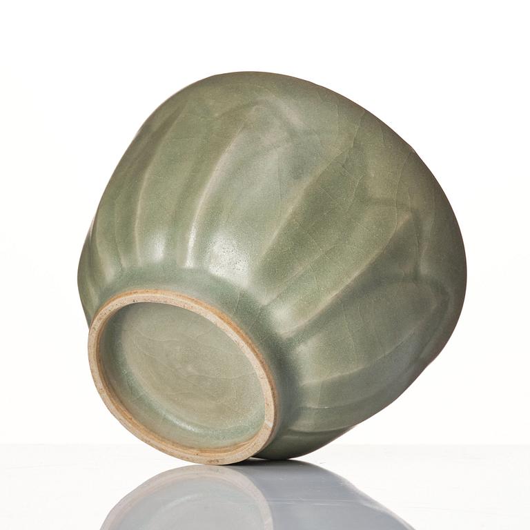 A celadon glazed lotus shaped cup, Yuan/Ming dynasty.