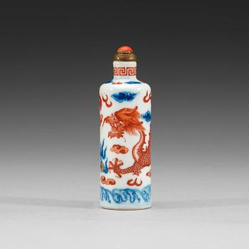 36. A porcelain snuff bottle, Qing dynasty, with Guangxu six-character mark and of the period (1875-1908).