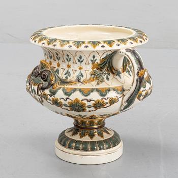 An earthenware urn from Rörstrand, around the year 1900.