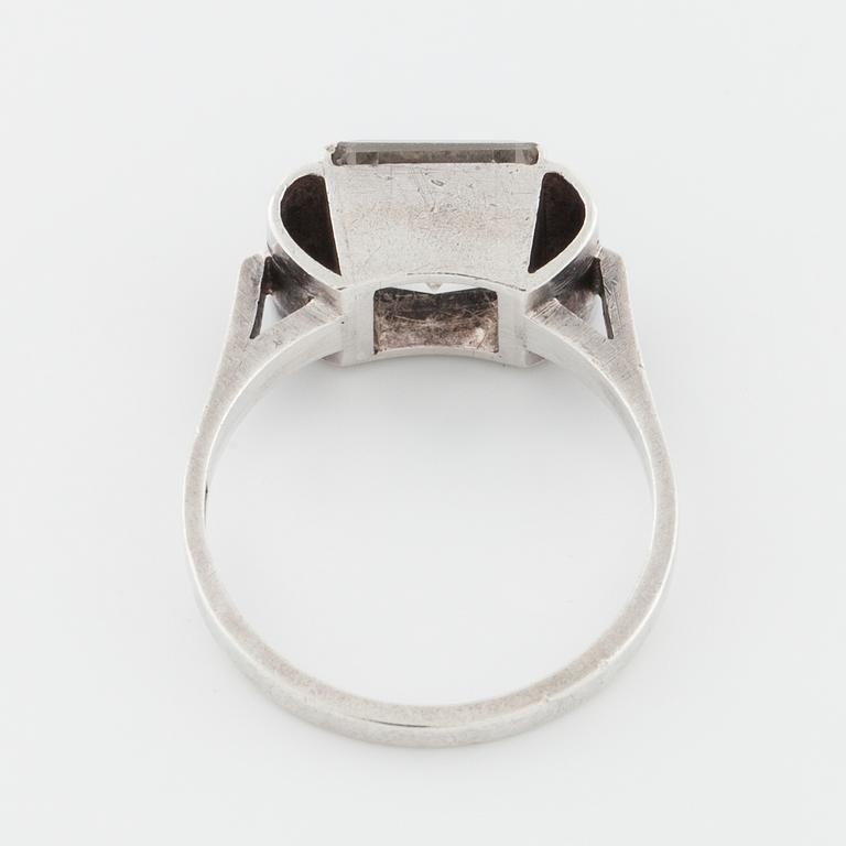 ANDERS HEDLUND, Göteborg, 1950, ring med fasettslipad bergkristall.