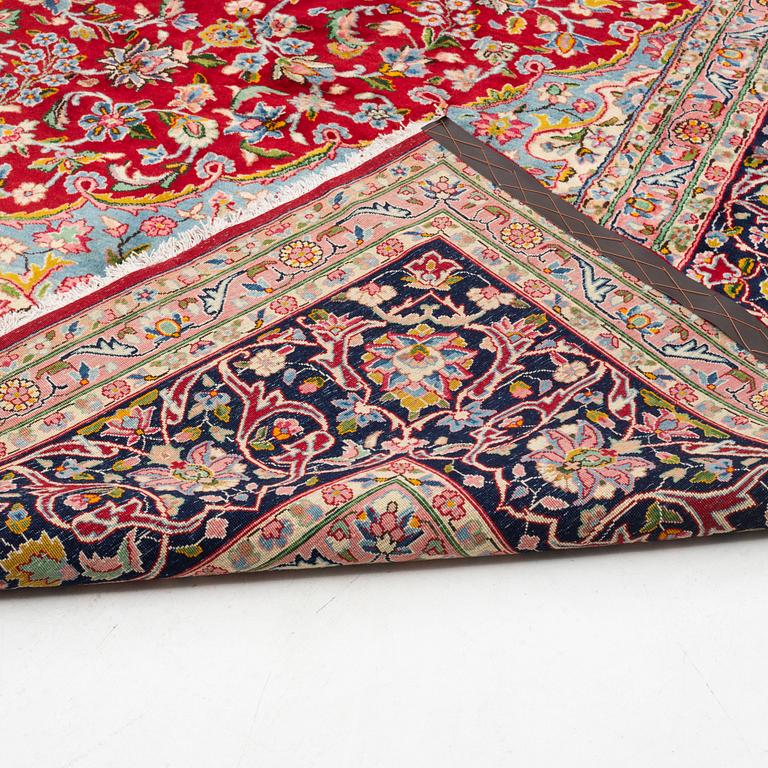 A carpet, semi-antique Kirman, signed, circa 400 x 300 cm.