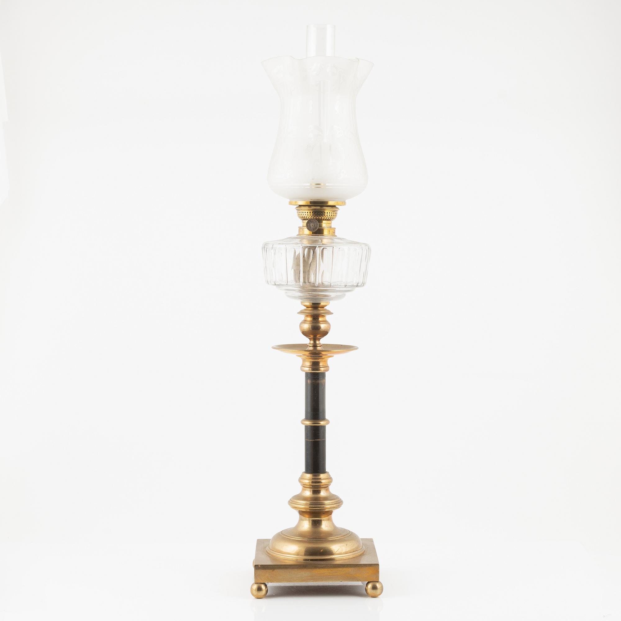 Bordsfotogenlampa, Skultuna, omkring 1900.