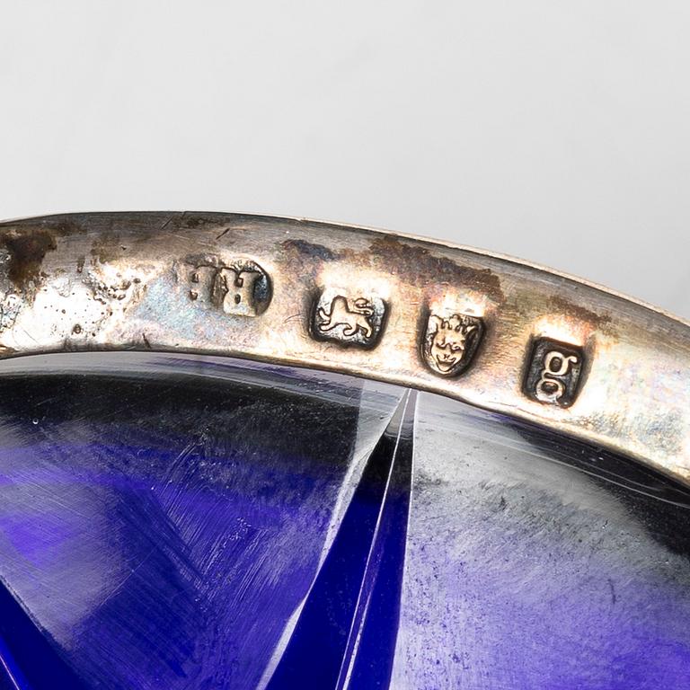 Saltkar, ett par, silver, georgianska, Robert Hennell I, London, 1782 samt ett snarlikt, John Smyth, Dublin, 1907.