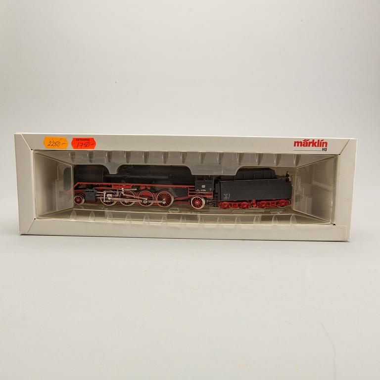 5 Märklin locomotives.