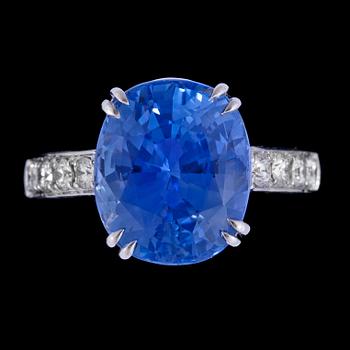 1077. RING, oval blå fasettslipad safir, 7.95 ct, och briljantslipade diamanter, tot. ca 0.25 ct.