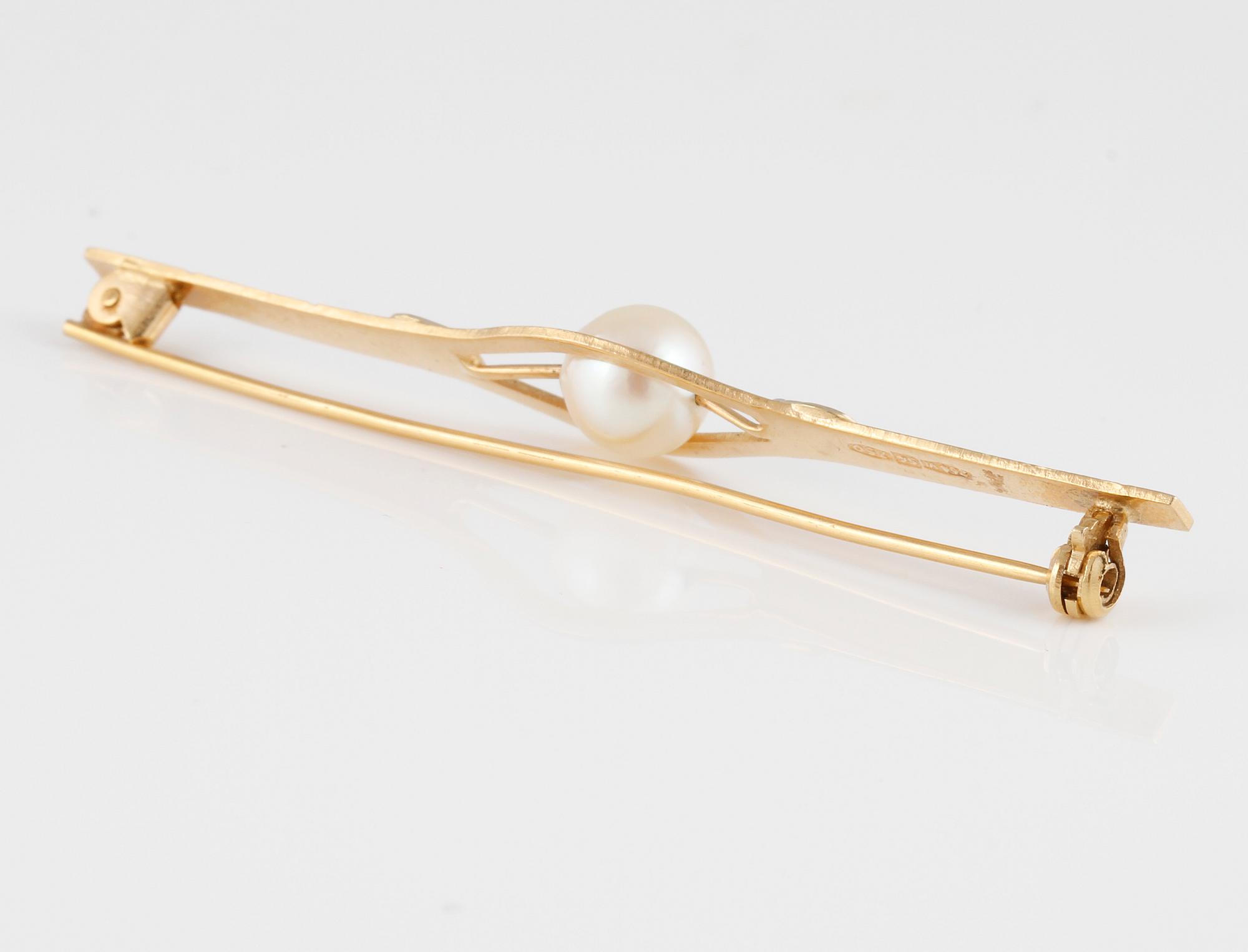 BROSCH, 18K guld med odlad pärla, Vicenza, Italien. Vikt 3,6 gram.