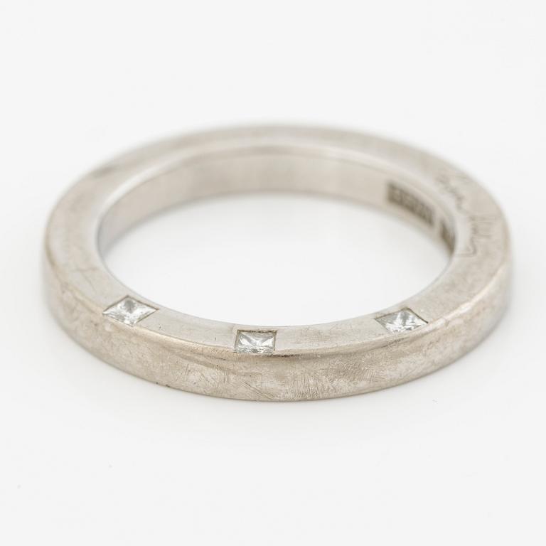 Efva Attling, ring, 'High & I love you on the side' 18K guld med prinsesslipade diamanter.