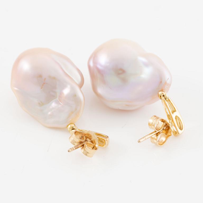 A pair of earrings in 18K gold with cultured freshwater pearls.