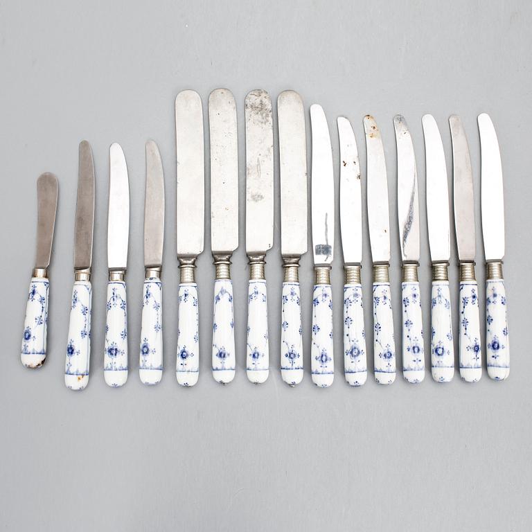 KNIVAR med porslinsskaft, 15 stycken, porslin. Kunglig dansk, Musselmaalet. Sekelskifte 1900.