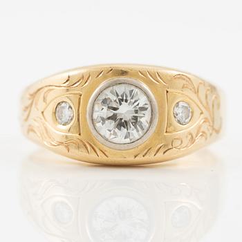 Ring 18K guld med briljantslipade diamanter.