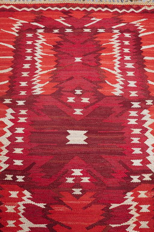 Barbro Nilsson, A CARPET, "Strålblomman, röd", flat weave, ca 313,5 x 200-202,5 cm, signed AB MMF BN.