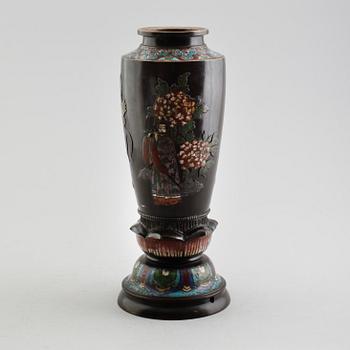 VAS, patinerad mässing, Kina, 1900-talets första hälft.