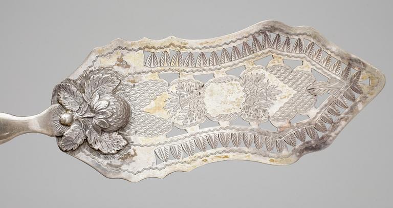 TÅRTKNIV samt TÅRTSPADE, silver och porfyr, bland annat  Pehr Fredrik Palmgren, Stockholm, 1858.