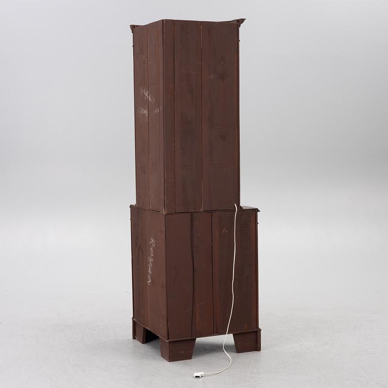 A Georgian style corner cabinet, 20th century.