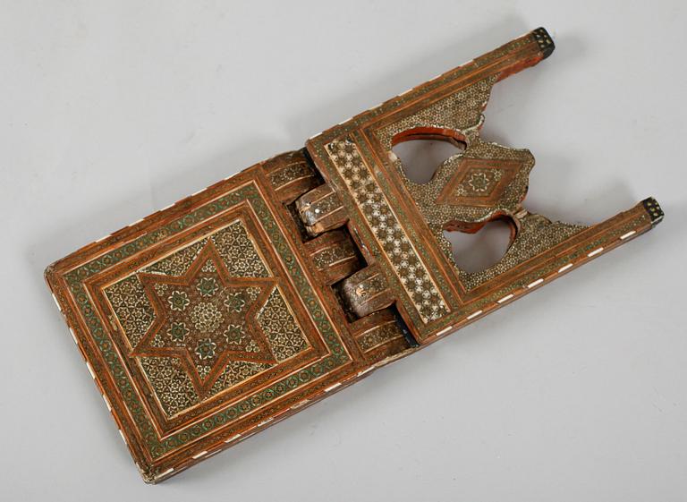 KORANSTÄLL, orientaliskt, tidigt 1900-tal.