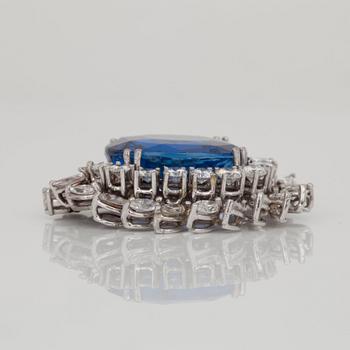 HÄNGE med en obehandlad ceylonsafir, 17.68 ct, samt briljant- och markisslipade diamanter totalt ca 2.50 ct.