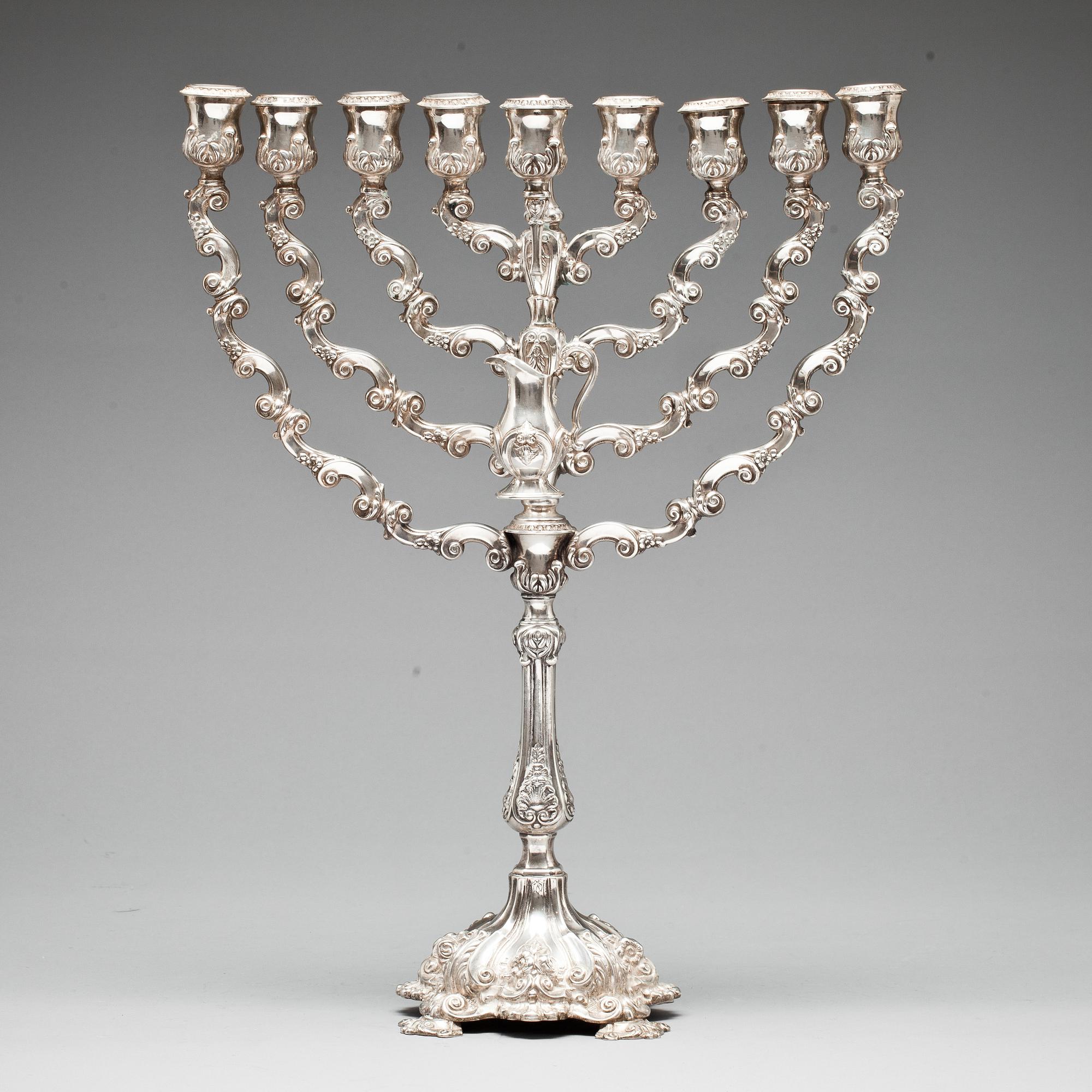 CHANUKKALJUSSTAKE, silver, 1900-tal, vikt 1290g.