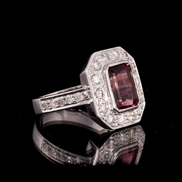 RING, 18K vitguld, rosa turmalin, briljantslipade diamanter. Vikt ca 7,0 g.