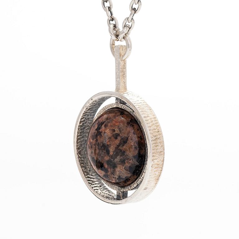 Helena Tynell, a silver and granite necklace with pendant, Turun Hopea, Turku 1975.