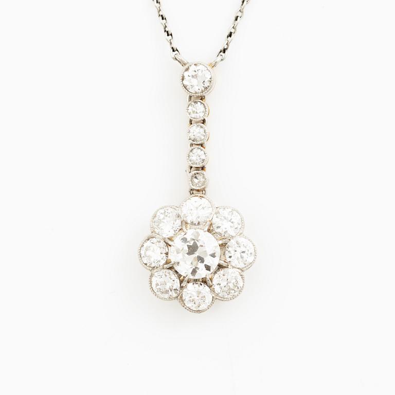 Necklace with old brilliant-cut diamonds.