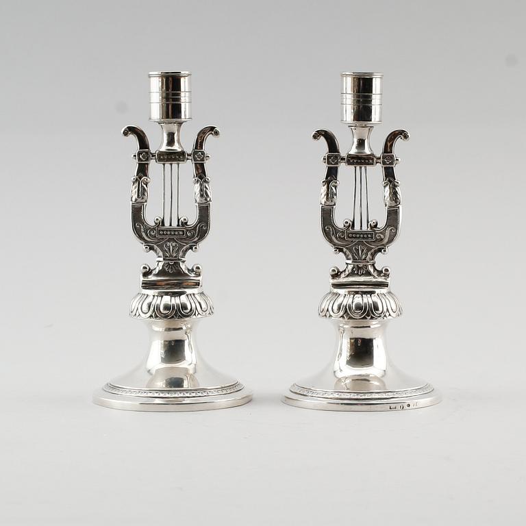 LJUSSTAKAR, 1 par, silver, Anders Lundqvist, Stockholm 1817 och 1829. Vikt ca 344 g.