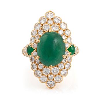462. A Van Cleef & Arpels ring in 18K gold set  with cabochon-cut emerald and round brilliant-cut diamonds.