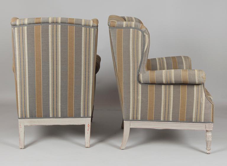 ÖRONLAPPSFÅTÖLJER, 1 par, 1900-första hälft.