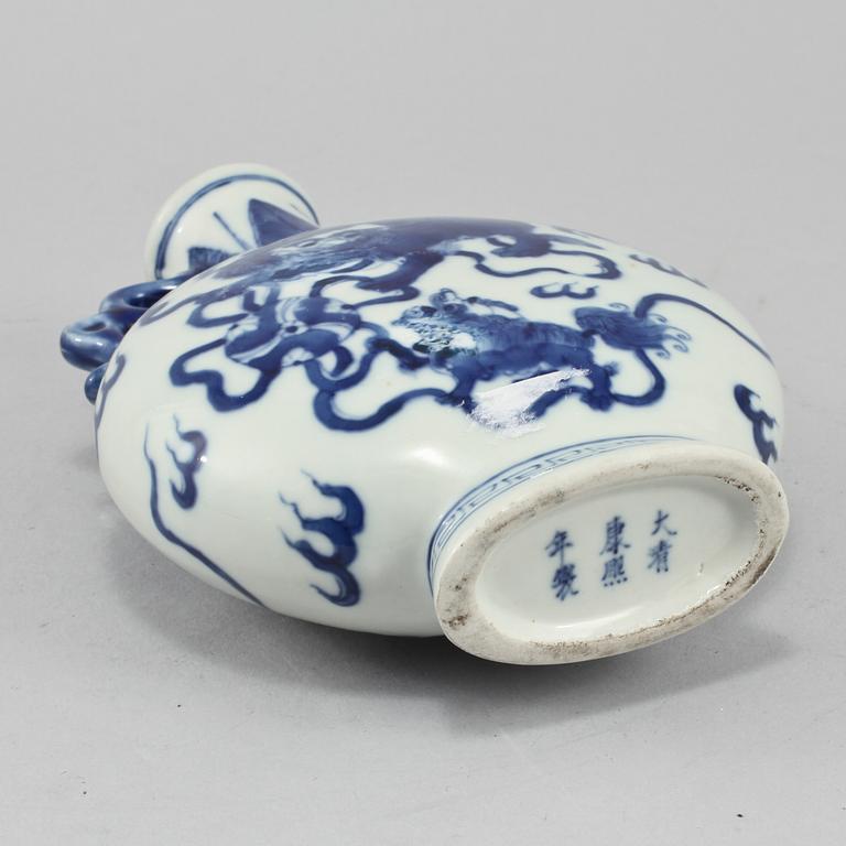 PILGRIMSKRUS, porslin, Kina, 1900-tal.