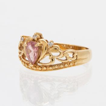 Ring 18K guld, briljantslipade diamanter samt päronformad briljantslipad rosa sten, troligen topas.